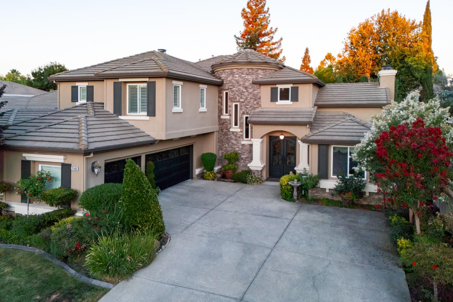 Highland Reserve neighborhood and Heritage by Diamond Oaks gated community in Roseville, CA