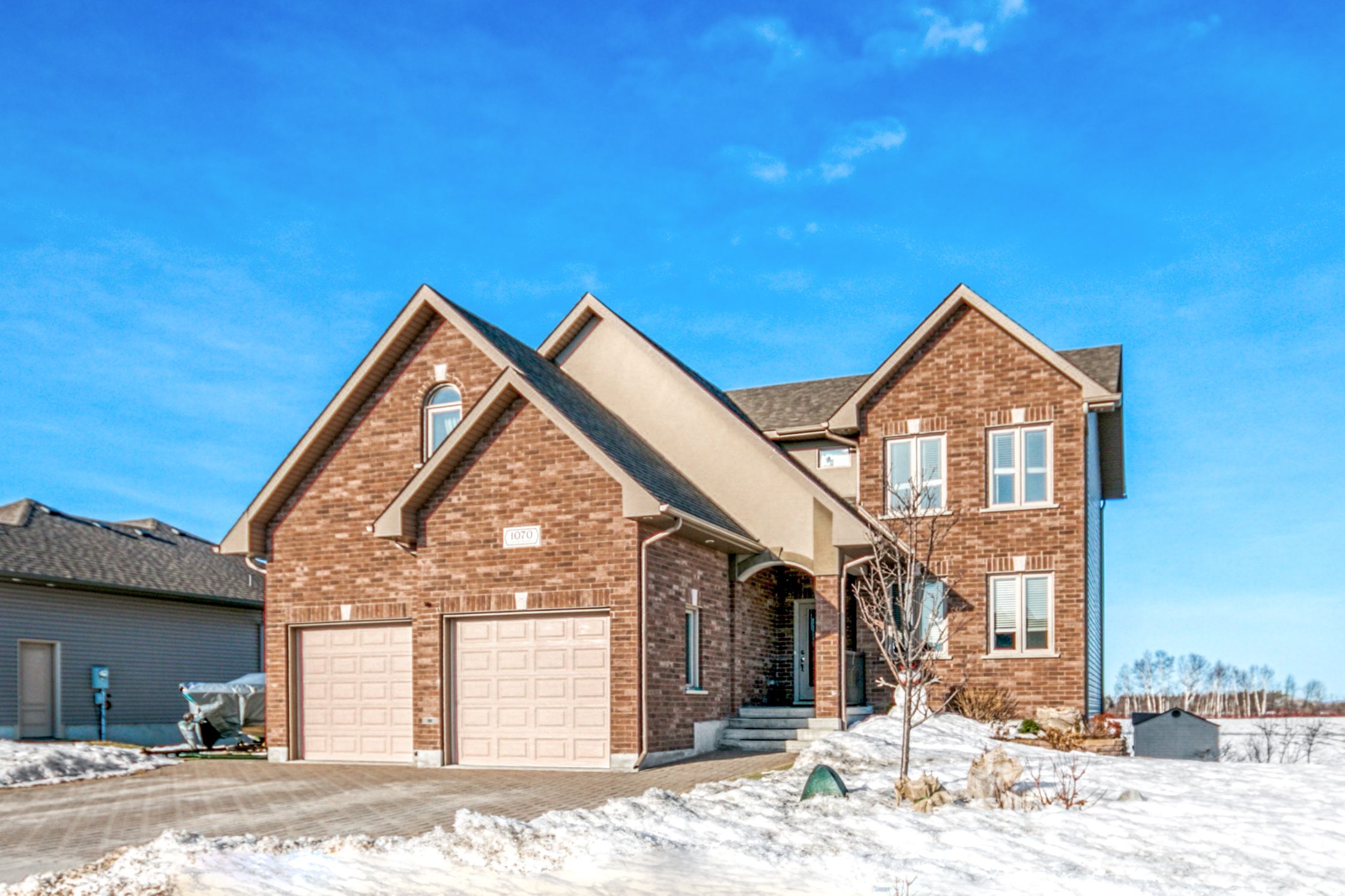 1070 Valecrest Blezard Valley 699,000