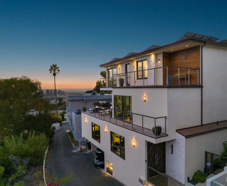 Hollywood Hills : 9312 Warbler Way