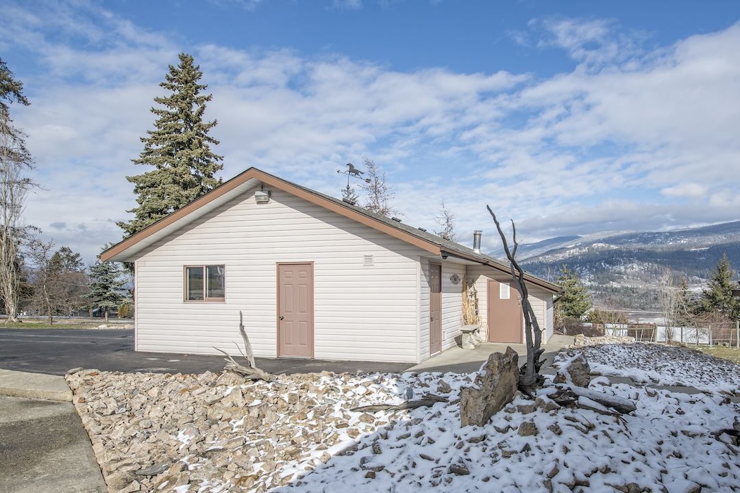 186 Stepping Stones — barn and paddocks