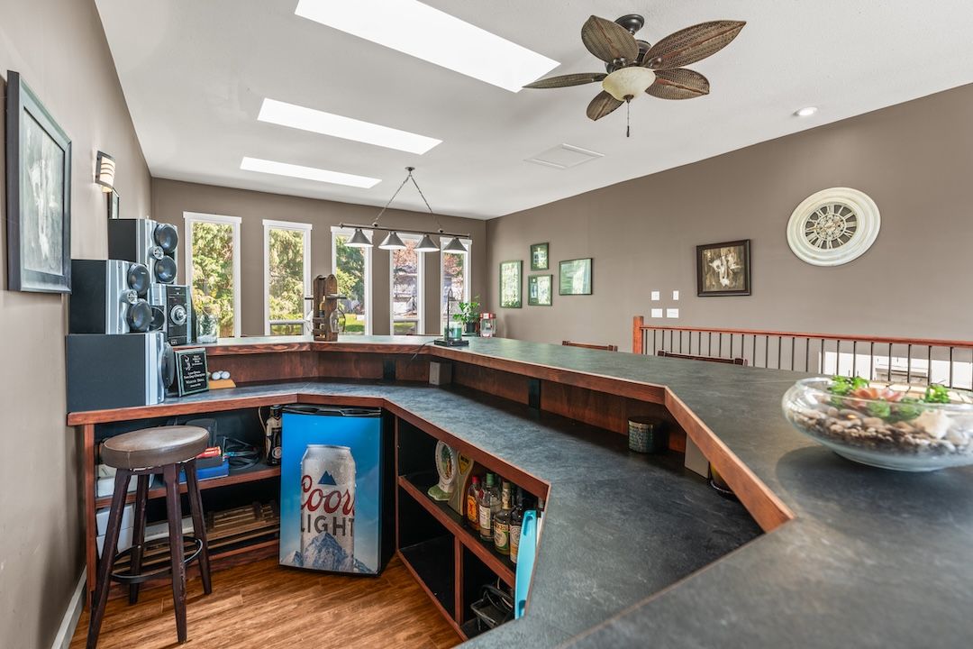Built-in bar in the bonus room