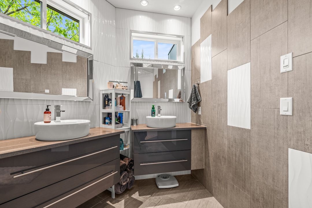 Ensuite double vanity