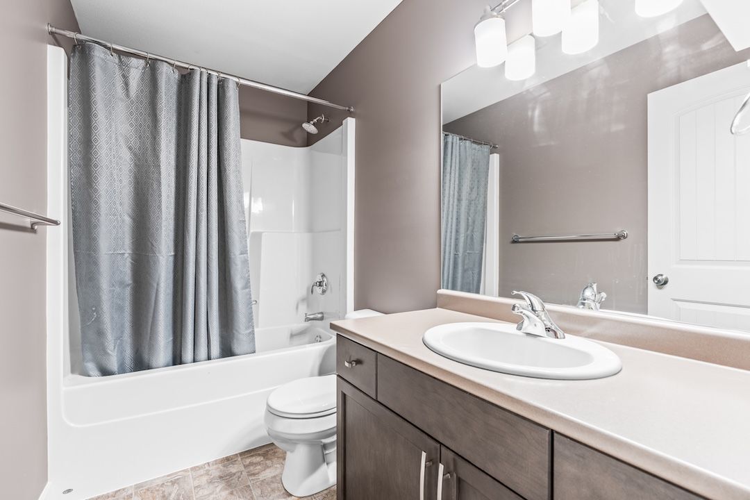 Three-piece primary ensuite bathroom