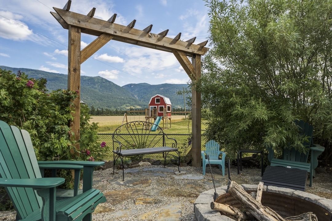 Firepit area with pergola and mountain backdrop