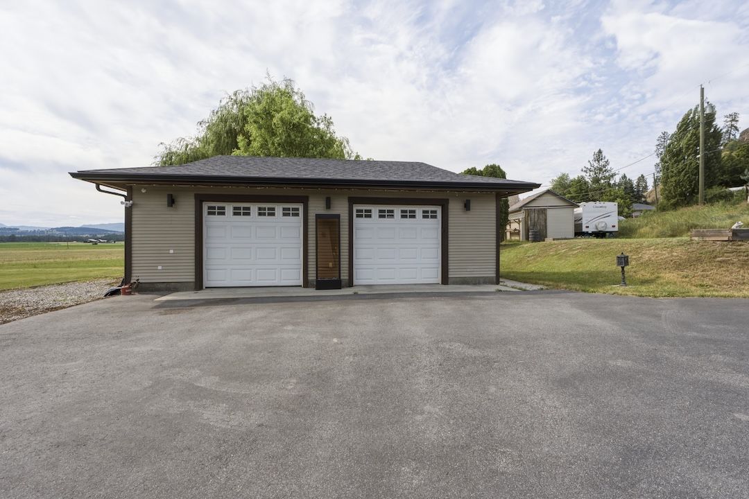 Detached double-door shop with driveway