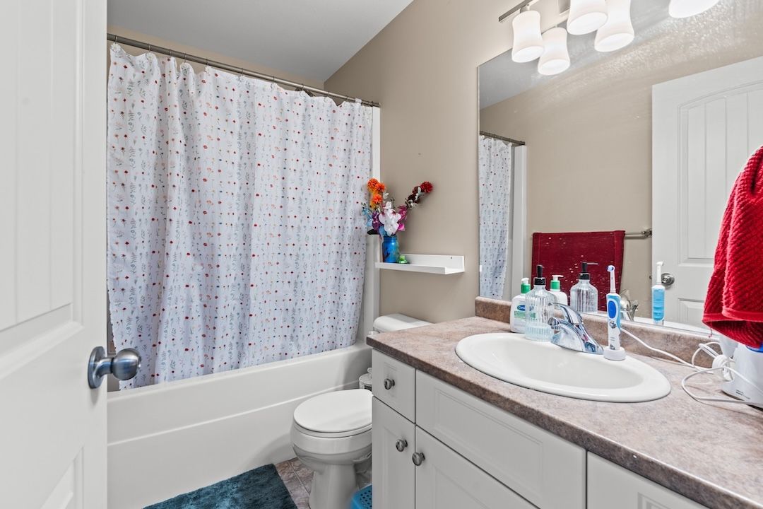 Upstairs full bathroom