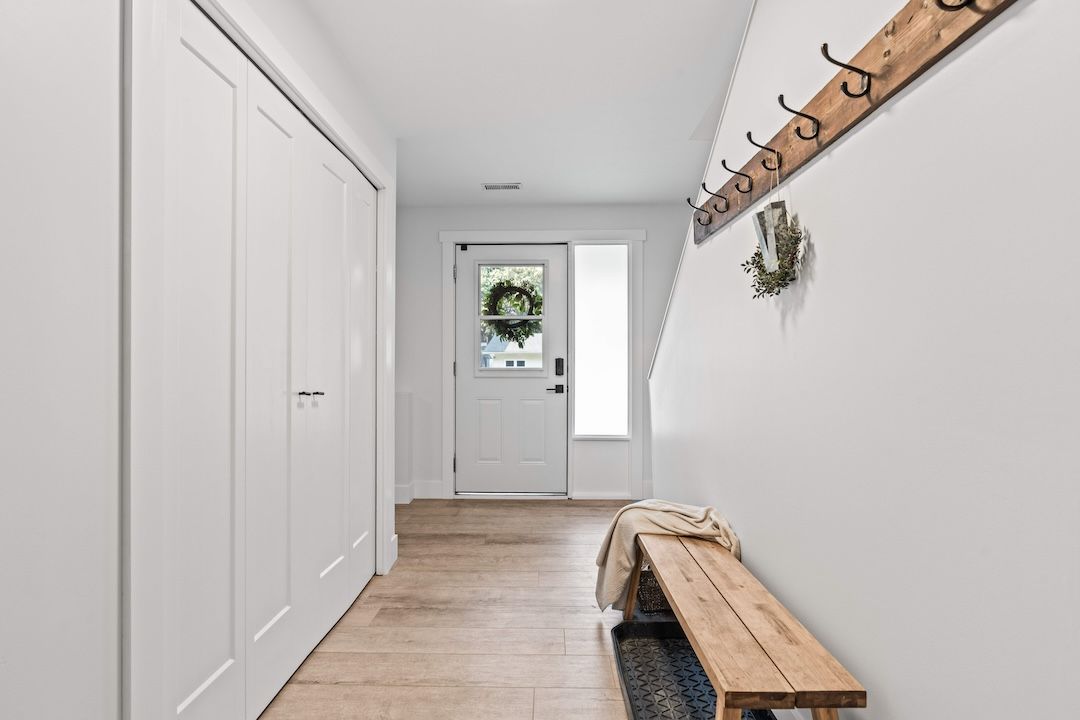 Foyer entry at 3925 Highland Park Crescent