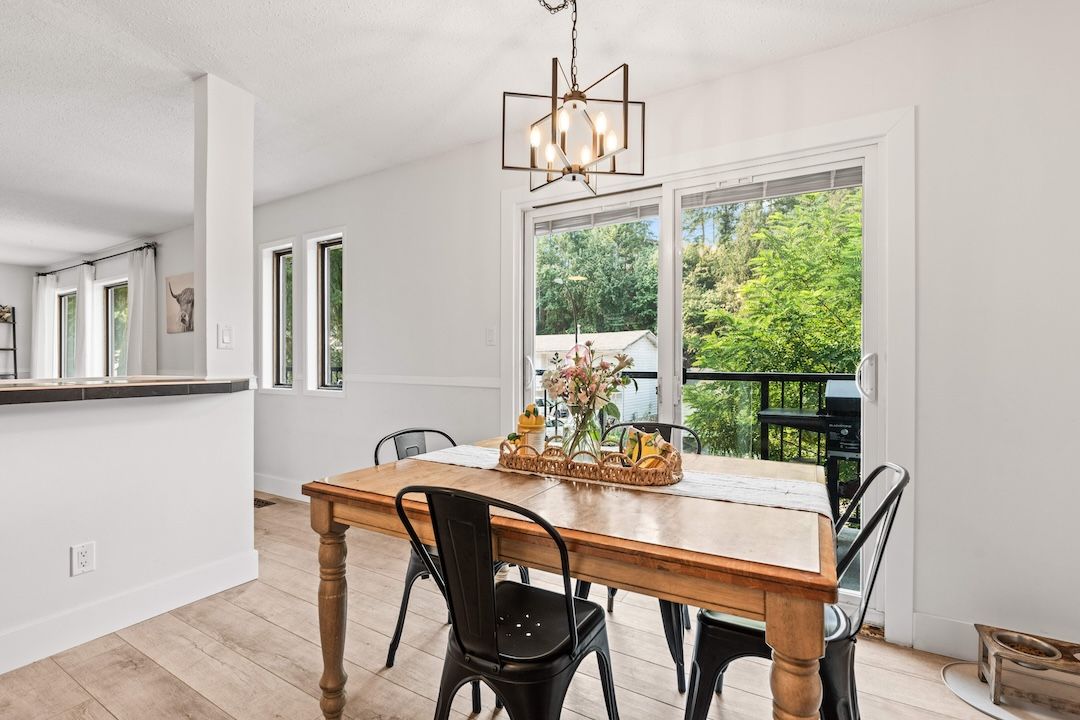 Dining area at 3925 Highland Park Crescent