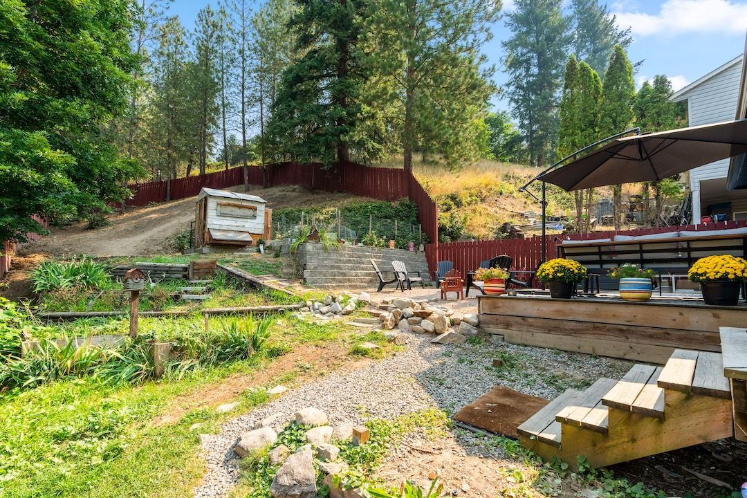 Backyard and deck at 3925 Highland Park Crescent