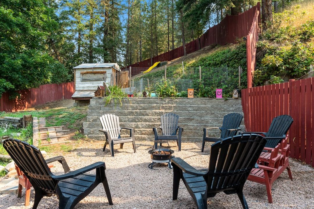 Firepit seating area at 3925 Highland Park Crescent