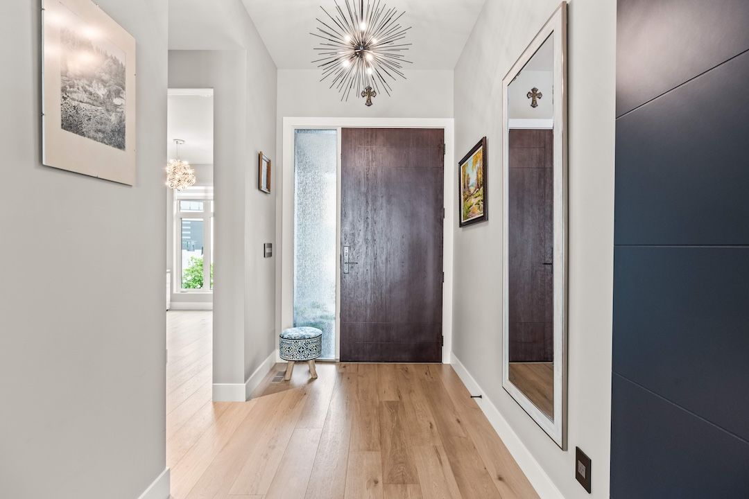 Entry hall — 9814 Beacon Hill Crescent