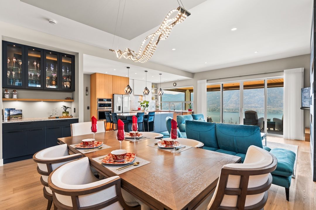 Dining area — 9814 Beacon Hill Crescent