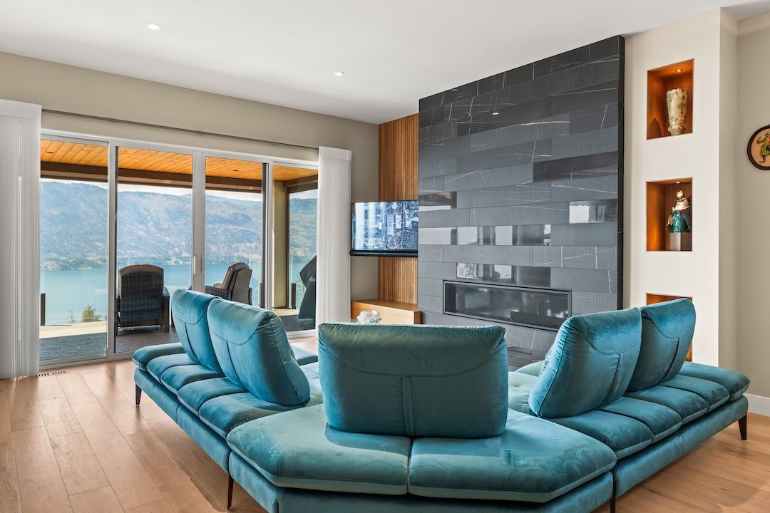 Living room — 9814 Beacon Hill Crescent