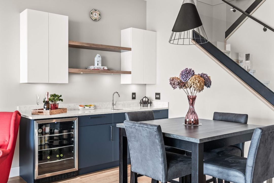 Lower-level bar and dining — 9814 Beacon Hill Crescent