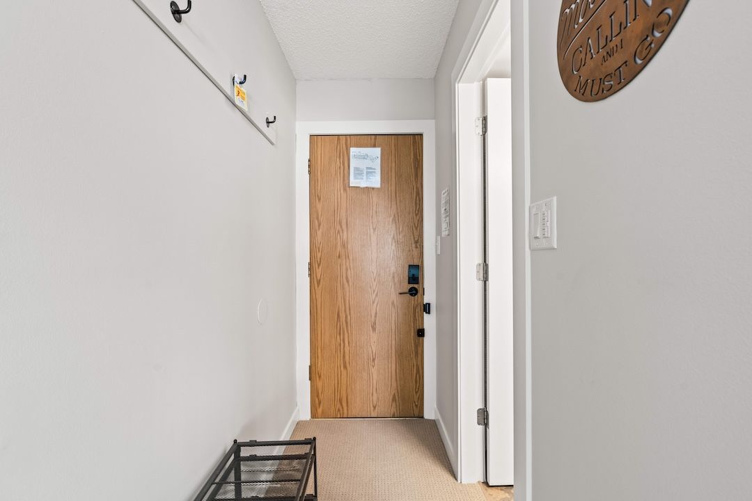 Unit entry with keyless smart lock