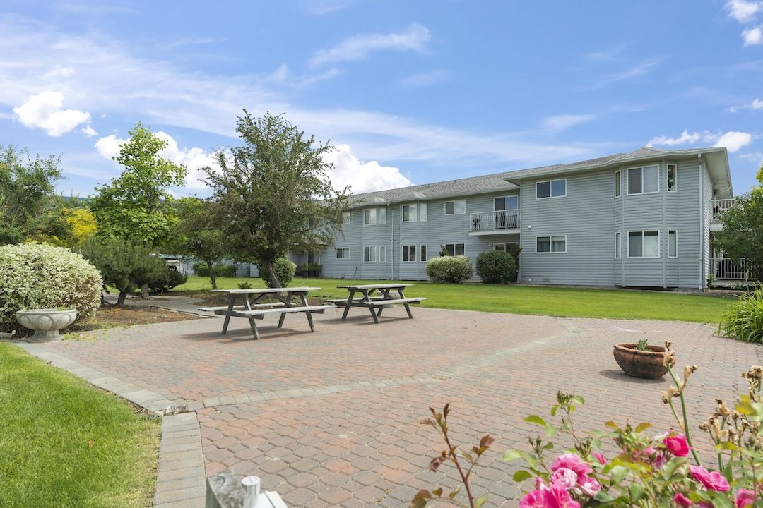 Courtyard patio with tables at Pleasant Valley Heights