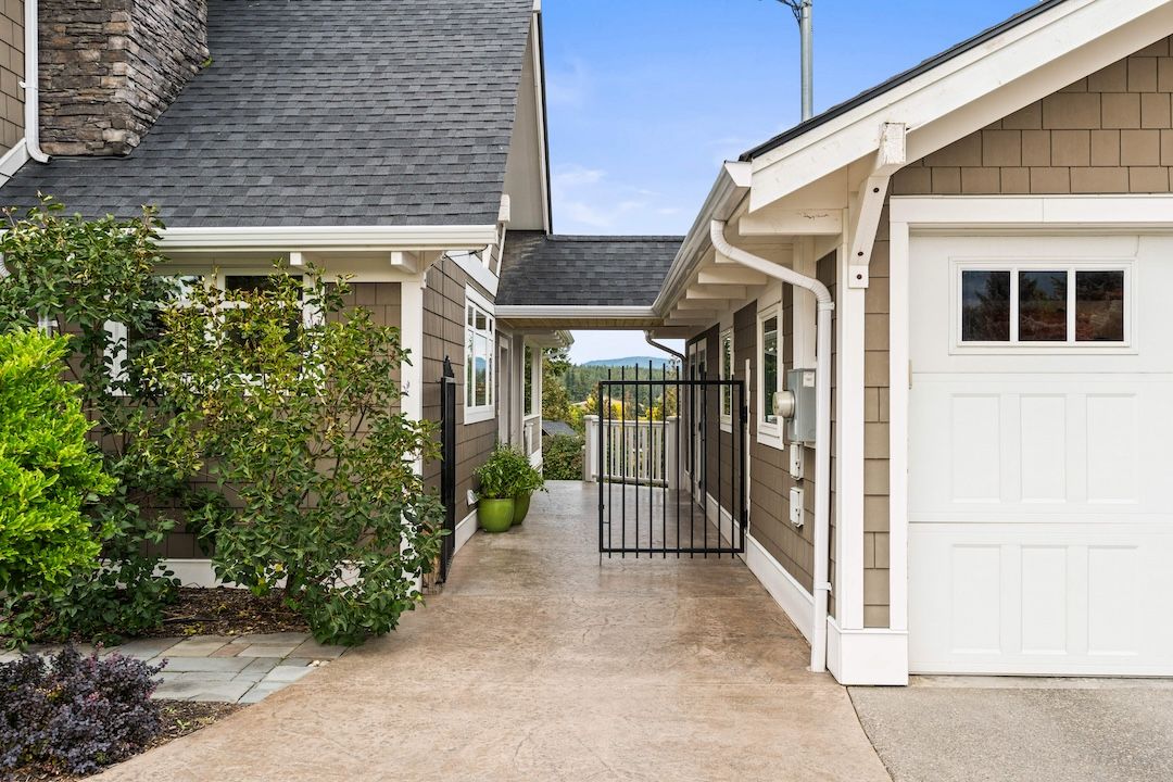 Covered breezeway to the garage