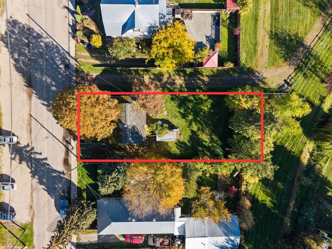 Overhead view of 2865 Patterson Avenue with lot lines marked